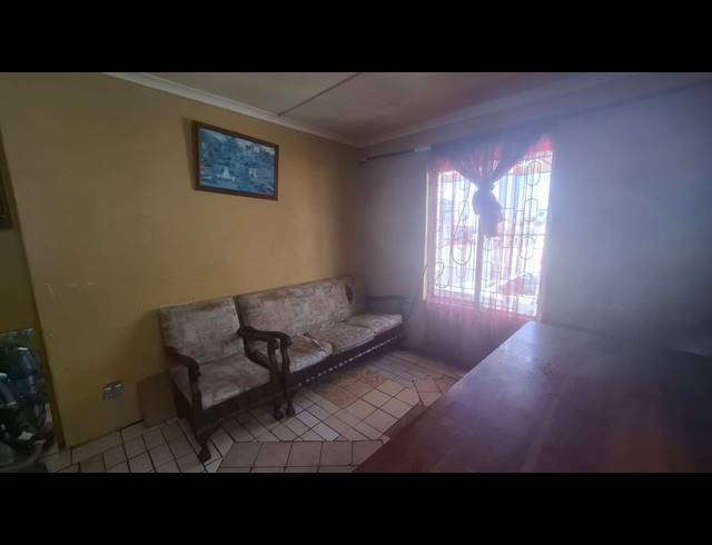 2 BEDROOM FREEHOLD FOR SALE IN LENTEGEUR